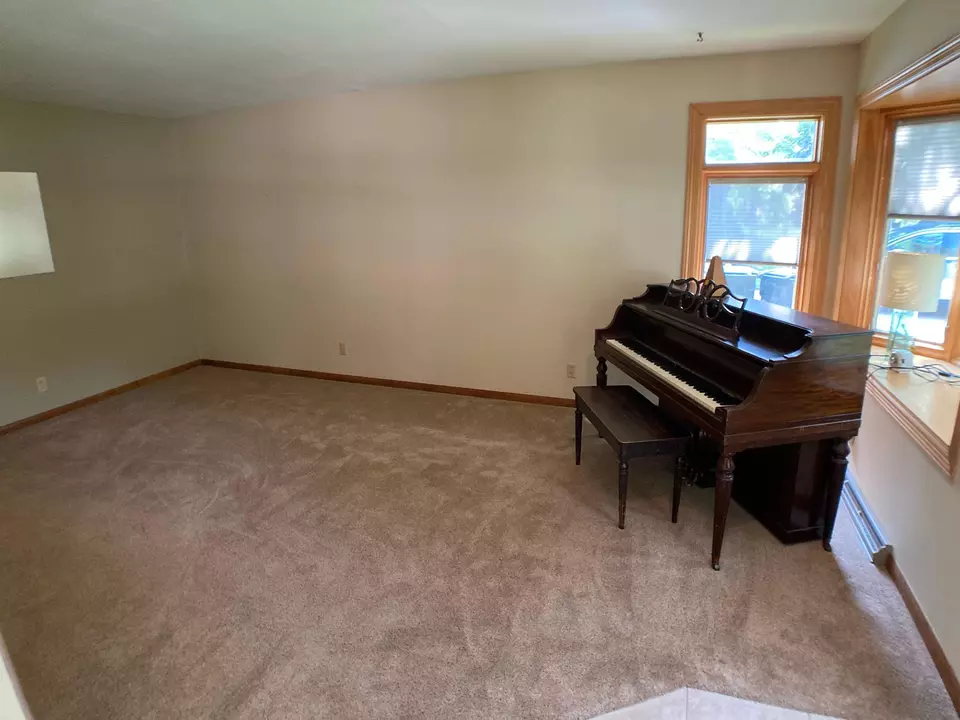 Living - 811 Oak St, Shawano, WI 54166 photo 1 of 5