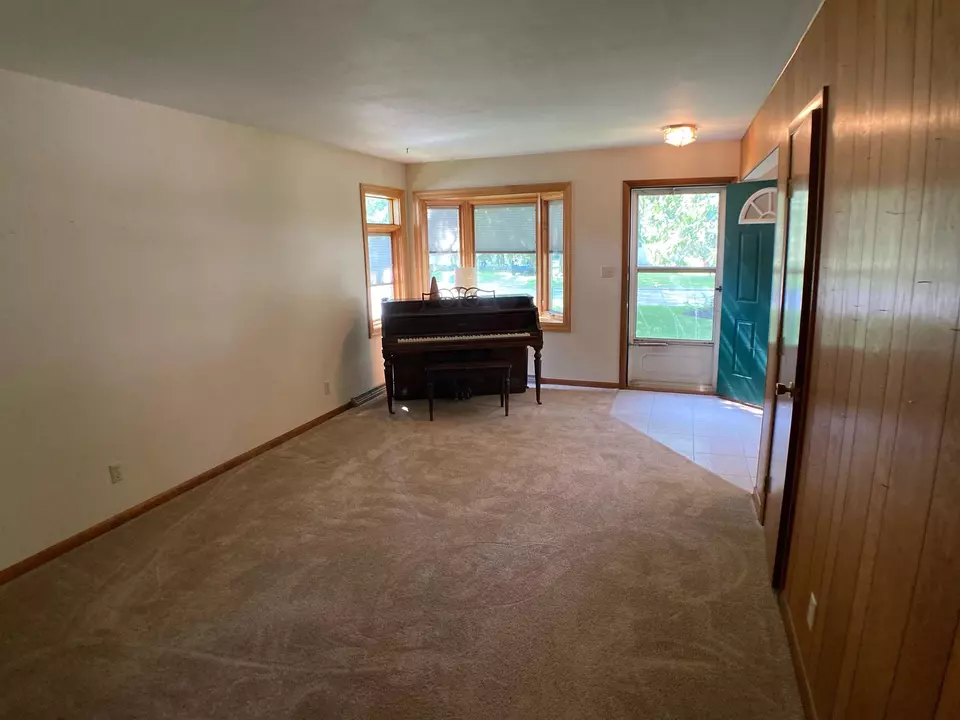 Living - 811 Oak St, Shawano, WI 54166 photo 2 of 5