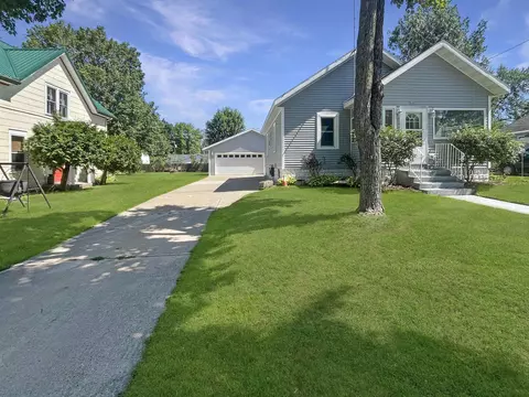 102 9th St, Clintonville, WI 54929