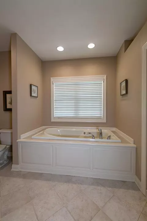 Bath - 4211 N Windcross Dr, Appleton, WI 54913 photo 4 of 12