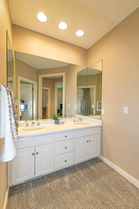 Bath - 4211 N Windcross Dr, Appleton, WI 54913 photo 2 of 12