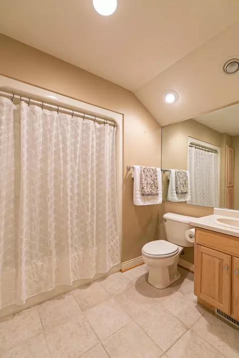 Bath - 4211 N Windcross Dr, Appleton, WI 54913 photo 8 of 12