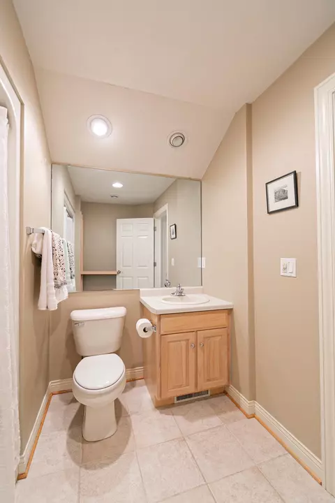 Bath - 4211 N Windcross Dr, Appleton, WI 54913 photo 9 of 12