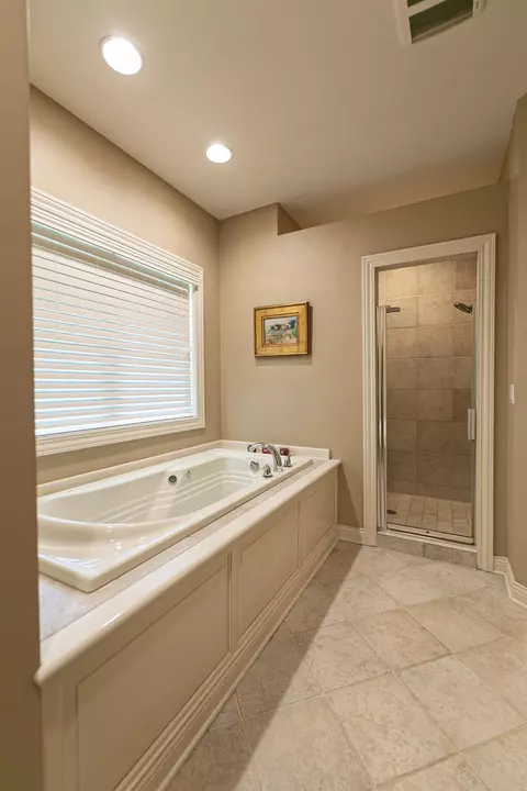 Bath - 4211 N Windcross Dr, Appleton, WI 54913 photo 3 of 12