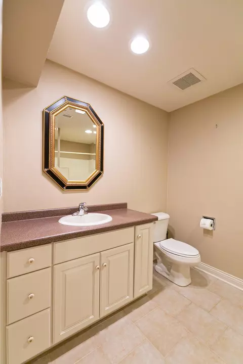 Bath - 4211 N Windcross Dr, Appleton, WI 54913 photo 11 of 12