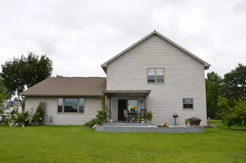 Exterior - 1909 Hulke Dr, Appleton, WI 54915 photo 5 of 7