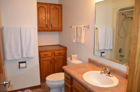 Bath - 1909 Hulke Dr, Appleton, WI 54915 photo 4 of 6