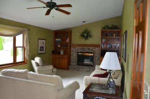 Living - 1909 Hulke Dr, Appleton, WI 54915 photo 2 of 4