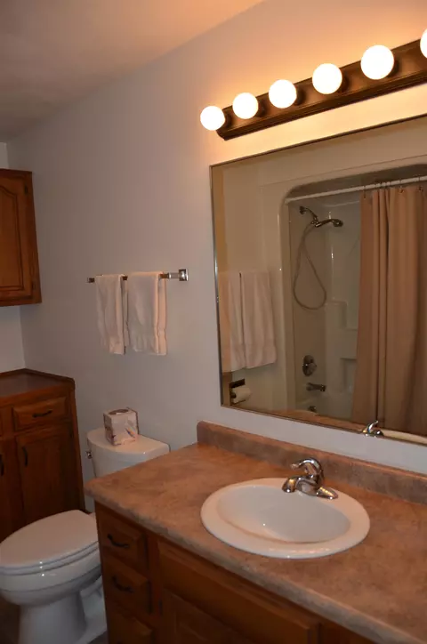 Bath - 1909 Hulke Dr, Appleton, WI 54915 photo 3 of 6