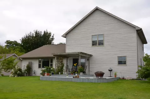 Exterior - 1909 Hulke Dr, Appleton, WI 54915 photo 6 of 7