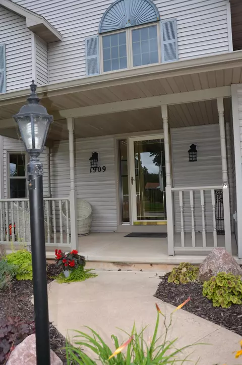 Exterior - 1909 Hulke Dr, Appleton, WI 54915 photo 2 of 7