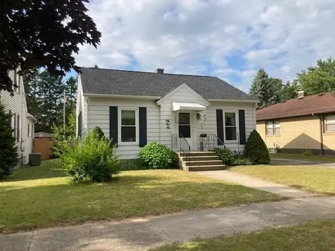3023 Parkridge Ave, Marinette, WI 54143