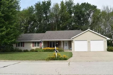 1739 Pine Tree Ln, Luxemburg, WI 54217