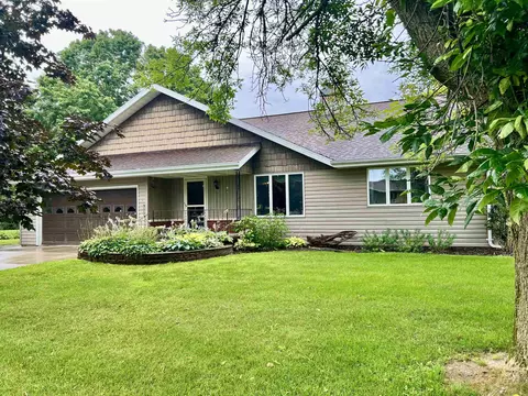 306 Alice Ln, Manawa, WI 54949