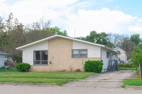 521 Bruce St, New London, WI 54961