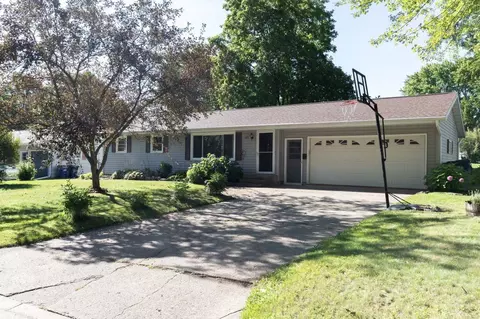 40 E 1st St, Clintonville, WI 54929
