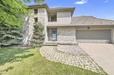 878 Mill Pond Ln, Neenah, WI 54956