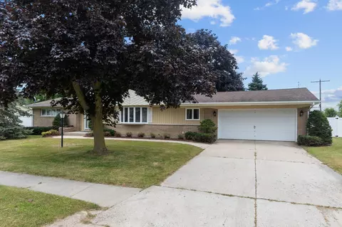 610 Dolph St, Mishicot, WI 54228