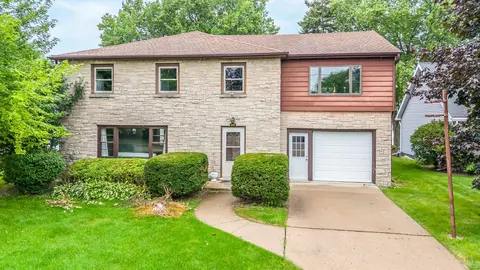 656 Lakecrest Dr, Menasha, WI 54952