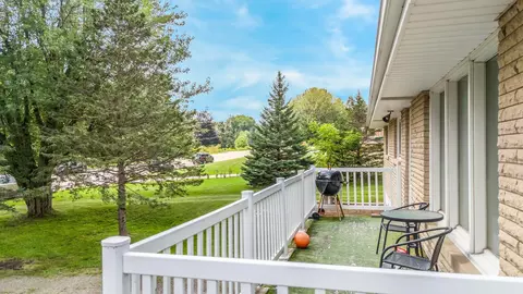 Exterior - 1030 Edgewood Dr, Appleton, WI 54913 photo 4 of 7