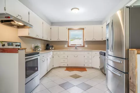 Kitchen - 1030 Edgewood Dr, Appleton, WI 54913 photo 4 of 4