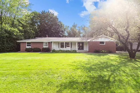 2228 N Olde Casaloma Dr, Appleton, WI 54913