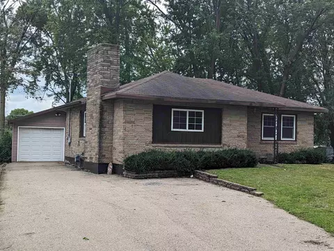 1304 W North Water St, New London, WI 54961