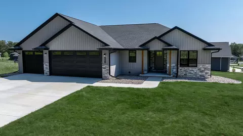 2592 Chambers Xing, Suamico, WI 54313