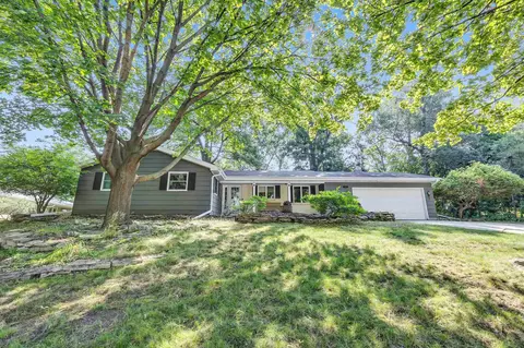 946 St Charles Dr, Green Bay, WI 54311