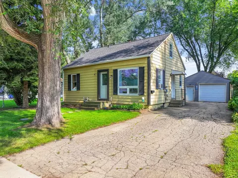 828 Oak St, De Pere, WI 54115