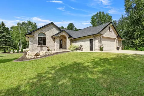 825 Woodstock Ln, Pulaski, WI 54162