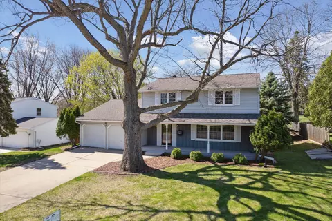 957 Myrtle Ln, Ashwaubenon, WI 54304