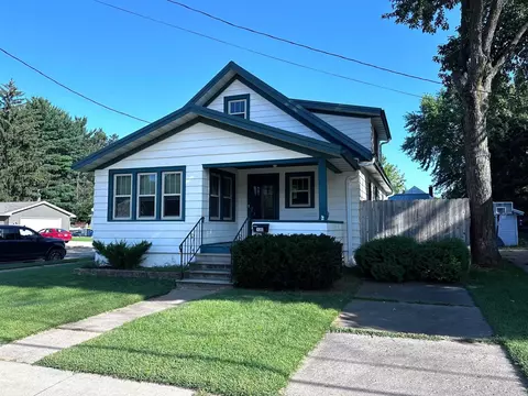 130 8th St, Clintonville, WI 54929