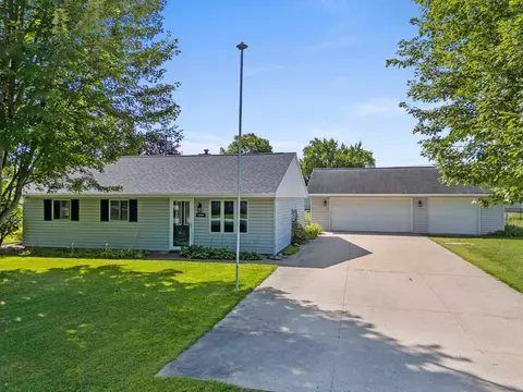 1289 Glenview Dr, Neenah, WI 54956