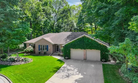 1040 Village Green Ct, Green Bay, WI 54313