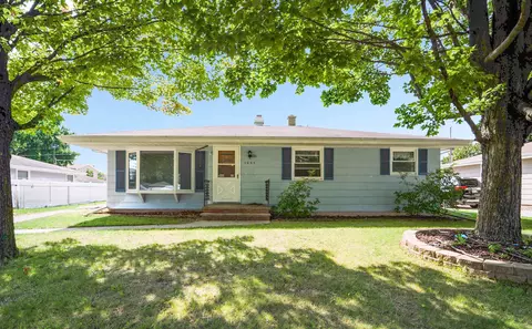 1057 Honeysuckle Ln, Neenah, WI 54956