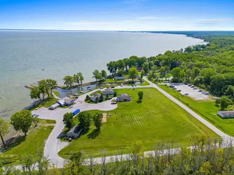 3926 Spinnaker Ct, Little Suamico, WI 54141
