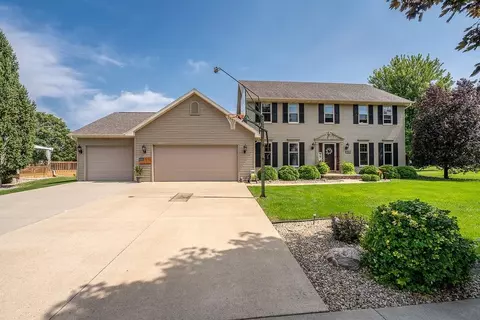 350 Fox Fire Dr, Oshkosh, WI 54904