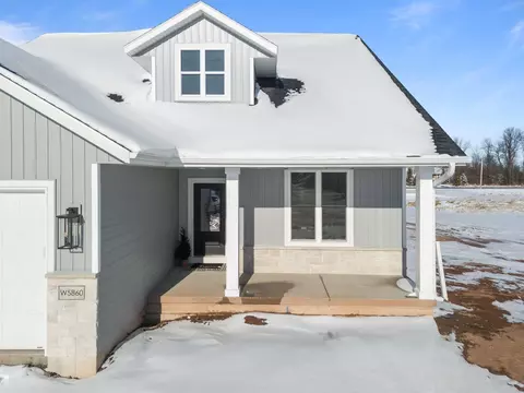 W5860 Edgewood Drive, Menasha, WI 54952