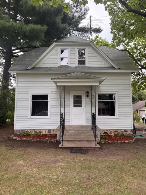 1007 Berlin St, Waupaca, WI 54981