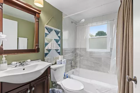 Bath - 924 W Brewster St, Appleton, WI 54914 photo 3 of 4