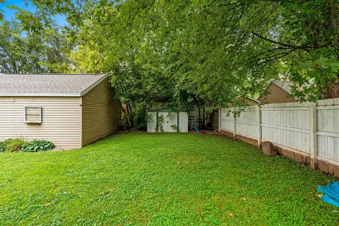 Exterior - 924 W Brewster St, Appleton, WI 54914 photo 5 of 9