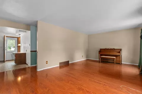 2208 W Larkspur Dr, Appleton, WI 54915 photo 2