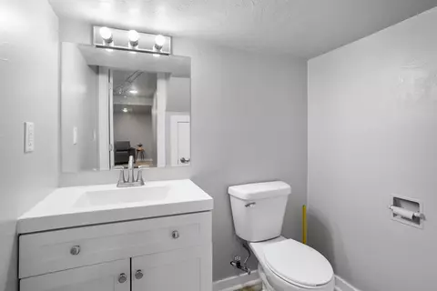 Bath - 1106 N Hawthorne Dr, Appleton, WI 54915 photo 3 of 3