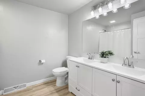 Bath - 1106 N Hawthorne Dr, Appleton, WI 54915 photo 1 of 3