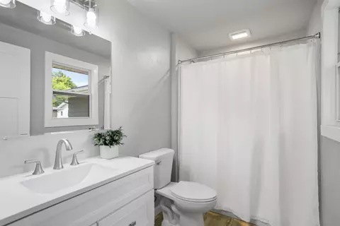 Bath - 1106 N Hawthorne Dr, Appleton, WI 54915 photo 2 of 3