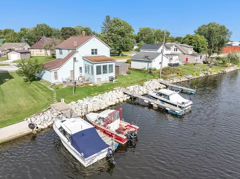 416 N Water St, Algoma, WI 54201
