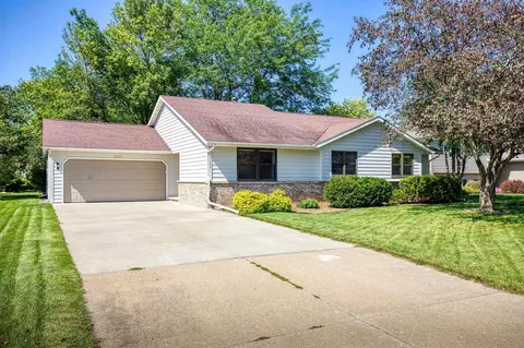 2242 Meadow Green Dr, Neenah, WI 54956