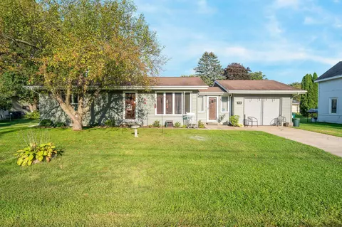 221 Maple St, Redgranite, WI 54970