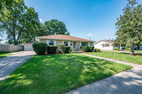 732 Suburban Dr, De Pere, WI 54115